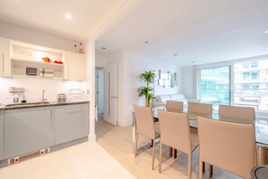 Basic Apartment, Multiple Beds | Private kitchen | Fridge, microwave, oven, stovetop - Central 2BD Flat w/ River View Balcony - Vauxhall! (London)