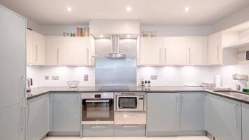 Basic Apartment, Multiple Beds | Private kitchen | Fridge, microwave, oven, stovetop