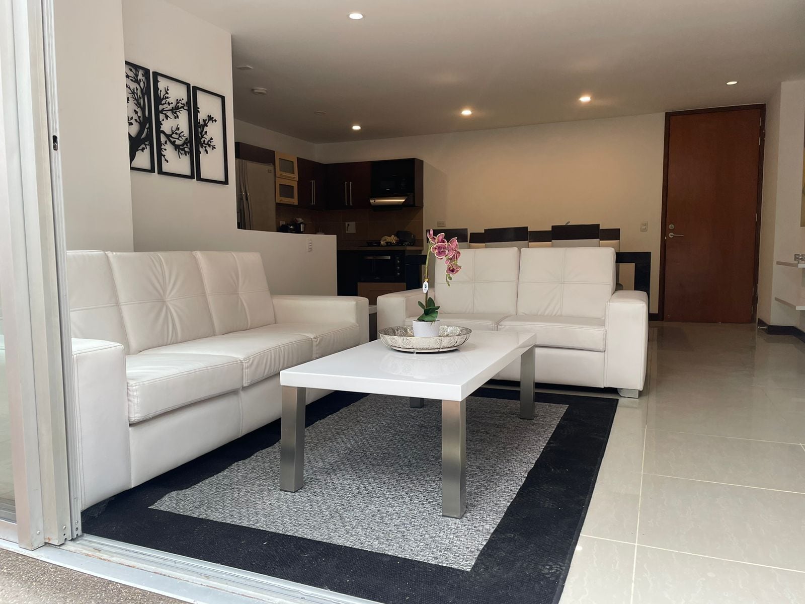 Een smart-tv en boeken