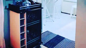 Un baño moderno con tocador, espejo e iluminación colgante.
