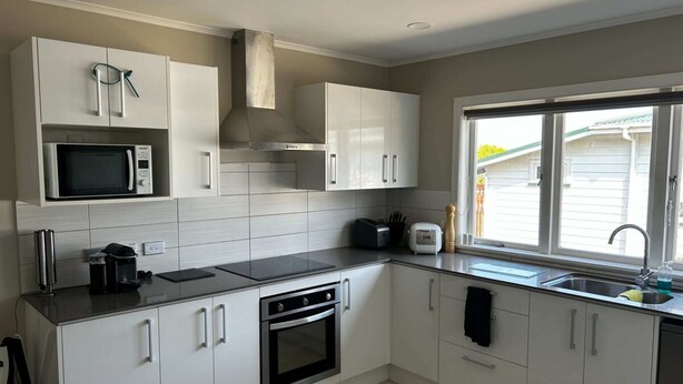 Cottage Basic, 2 Tempat Tidur Queen | Dapur pribadi | Lemari es, microwave, oven, dan kompor