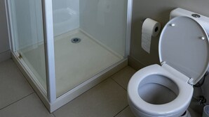 Cottage Basic, 2 Tempat Tidur Queen | Kamar mandi | Shower, handuk, sabun, dan sampo