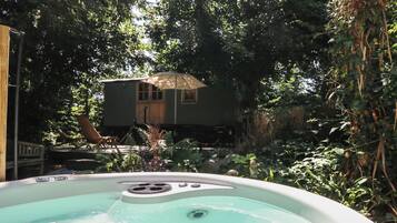 مغطس سبا خارجي