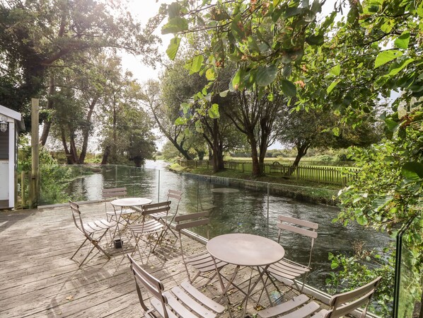 Outdoor dining - The Happy Hut (Christchurch)