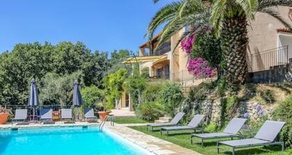 Villa for 2 to 8 people, heated saltwater pool with sea view
