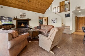 تلفزيون ذكي، مدفأة، كُتُب، شاشة كمبيوتر