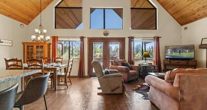 Deer Ridge Retreat | XL Deck • Fireplace • Pets OK