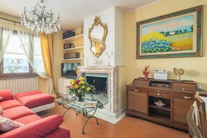 Appartement | Coin séjour | TV connectée de 32 pouces avec chaînes par câble, cheminée