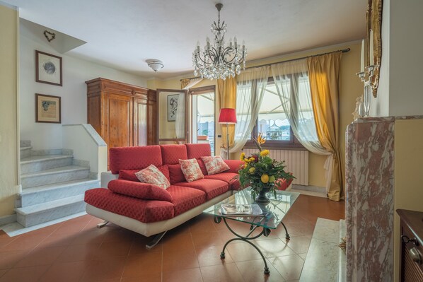 Căn hộ | Khu phòng khách | Smart TV 32-inch có truyền hình cáp, lò sưởi