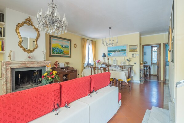 Apartment | Living area | 32-inch Smart TV with cable channels, fireplace - La Bouganville (Forte dei Marmi)