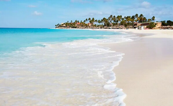 Sun-loungers, beach towels - Large Divi Village Resort Studio Apt. Golf and Beach Resort, Sleeps 4.
(Oranjestad)