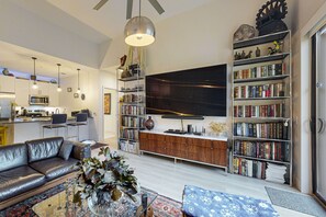 TV, DVD player, books, video library - Charming & sun-filled dog-friendly retreat with patio & W/D - near shops & parks (Asheville)