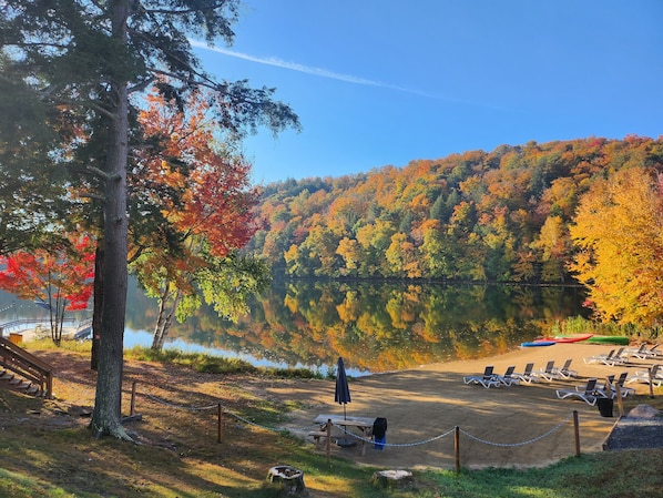 Privat strand, solsenger, strandhåndklær og kajakkpadling
