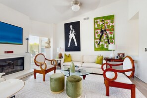 Una televisión, una chimenea