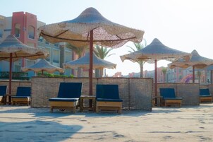 Playa privada, sillas reclinables de playa, sombrillas, toallas de playa