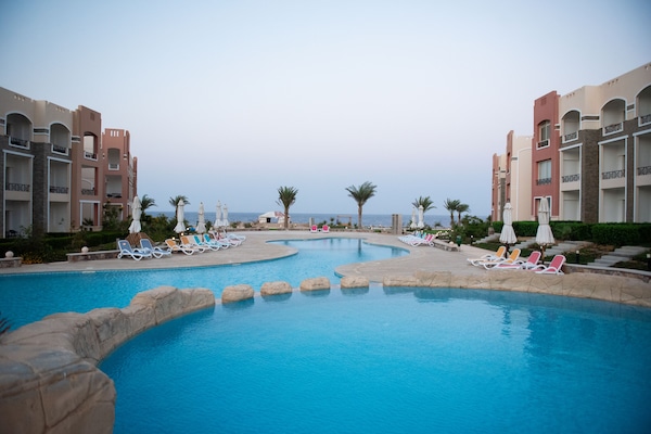 2 buitenzwembaden, parasols voor strand/zwembad