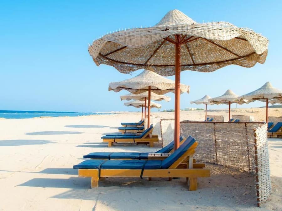 Playa privada, sillas reclinables de playa, sombrillas, toallas de playa