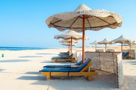 Plage privée, chaises longues, parasols, serviettes de plage. Oyster Bay Beach Suites