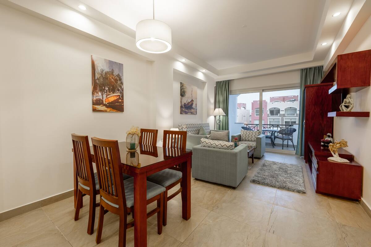 One Bedroom | Oppholdsområde | En 40-tommers Flatskjerm-TV med kabel-kanaler