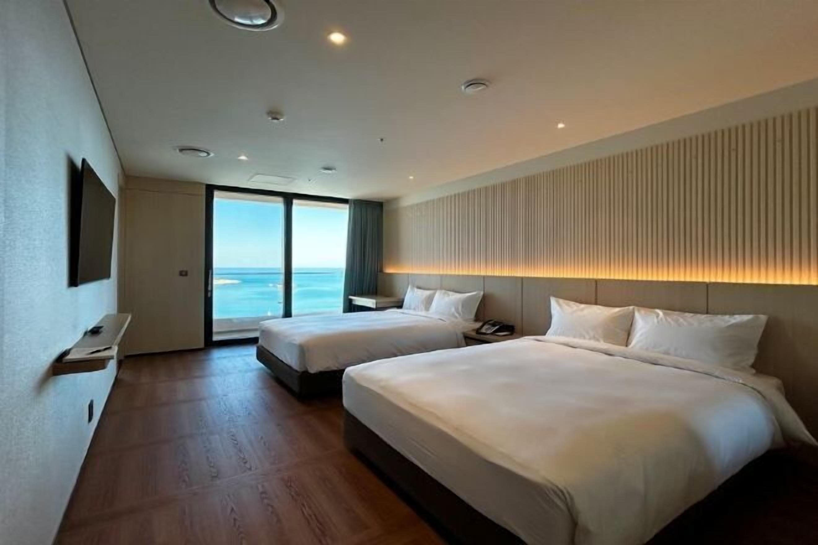 Een bureau, gratis wifi, beddengoed