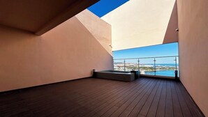 A spacious balcony with a wooden floor and a view of the sea. - Tanibay Hotel & Wedding (Ulsan)