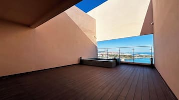 Penthouse | Individually decorated, individually furnished, desk, free WiFi