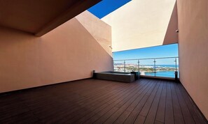 Penthouse | Individually decorated, individually furnished, desk, free WiFi