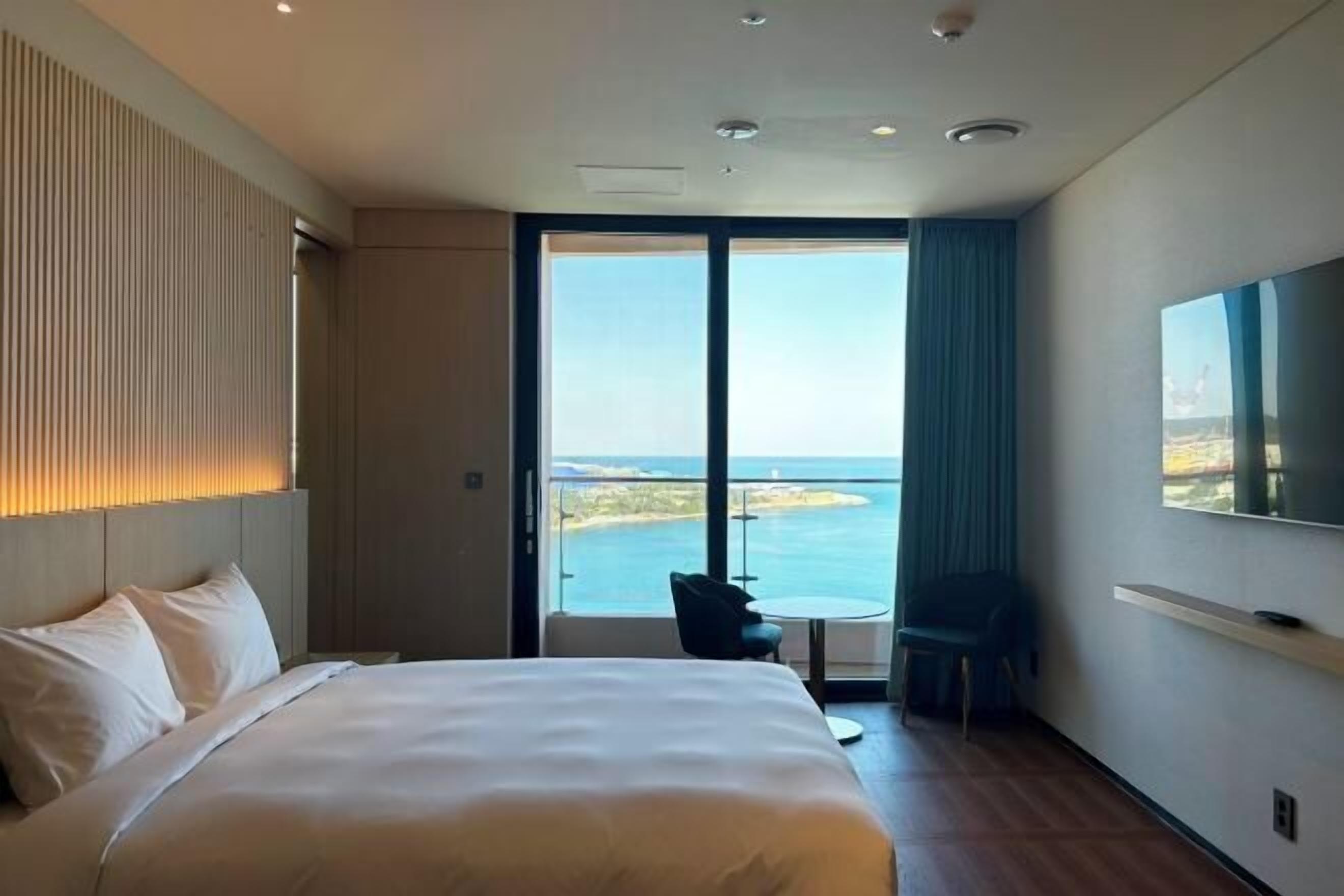 Een bureau, gratis wifi, beddengoed