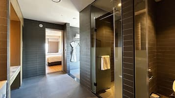 Penthouse | Bathroom | Bathtub, hair dryer, slippers, towels