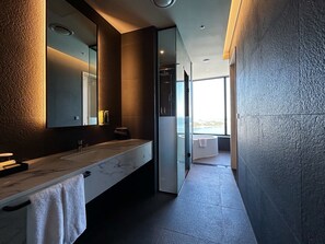 Deluxe Double Room | Bathroom | Bathtub, hair dryer, slippers, towels - Tanibay Hotel & Wedding (Ulsan)