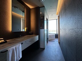 Deluxe Double Room | Bathroom | Bathtub, hair dryer, slippers, towels