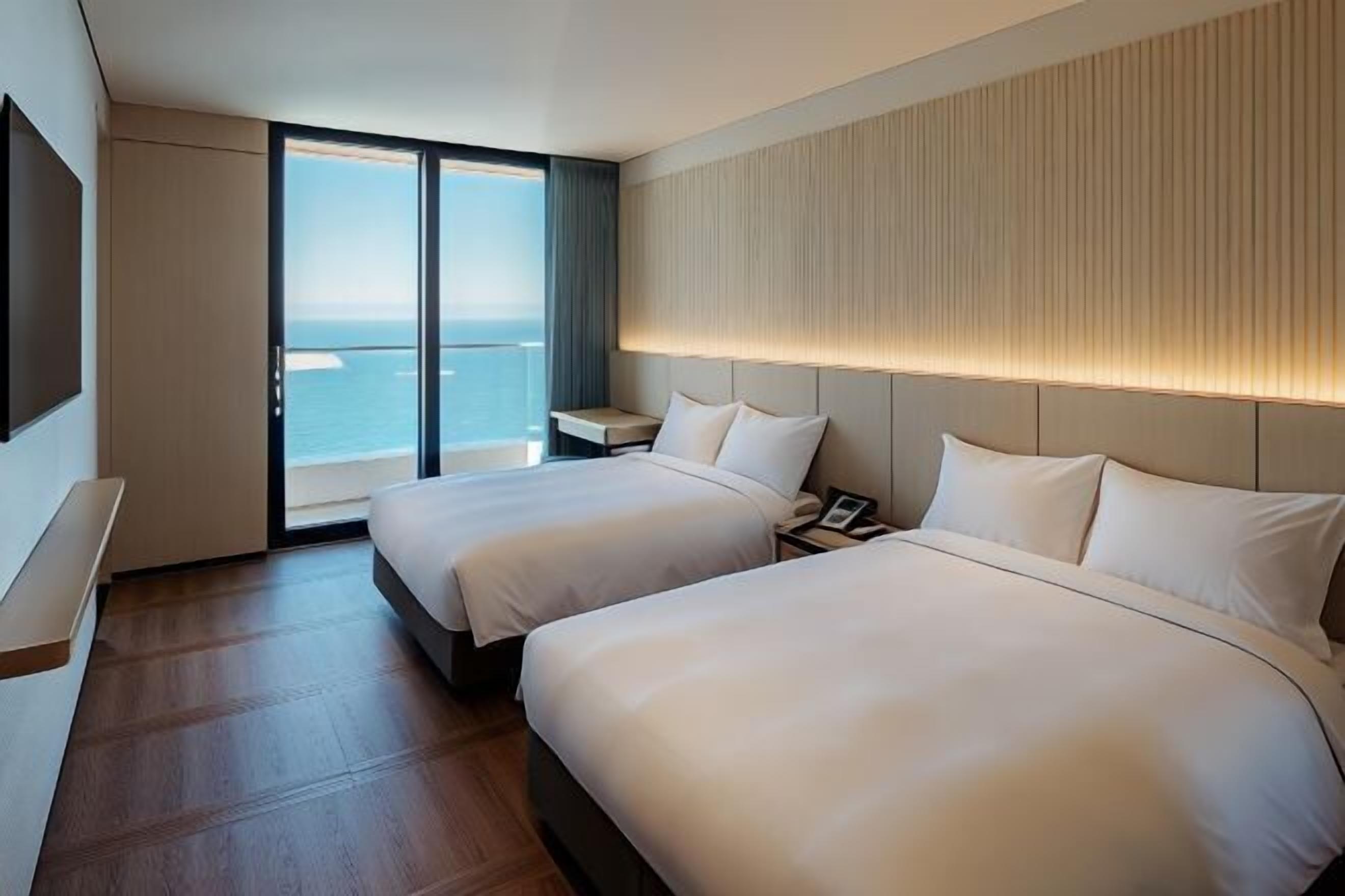 Een bureau, gratis wifi, beddengoed