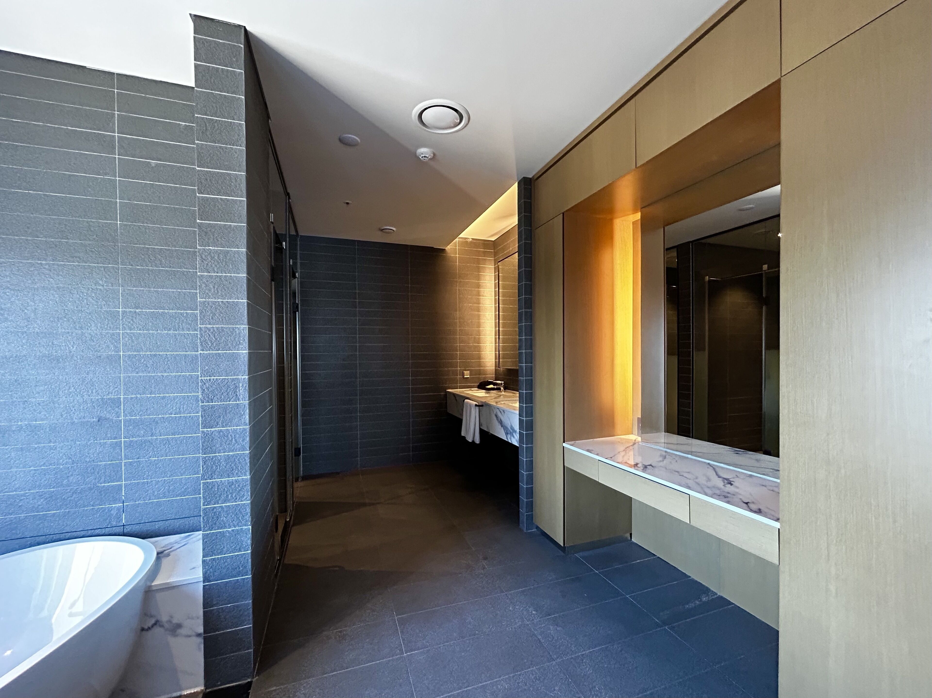 Un baño moderno con bañera, lavamanos y espejo.