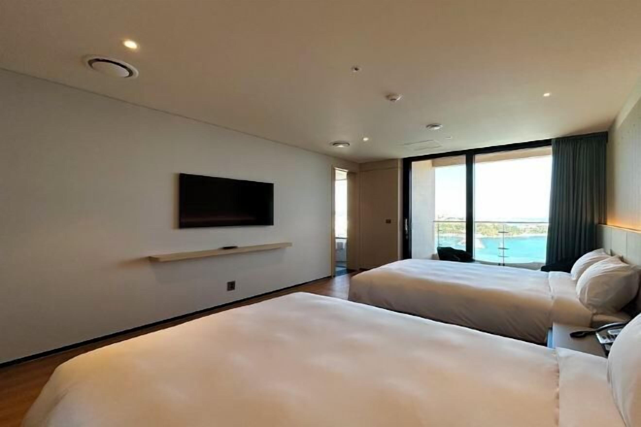 Een bureau, gratis wifi, beddengoed