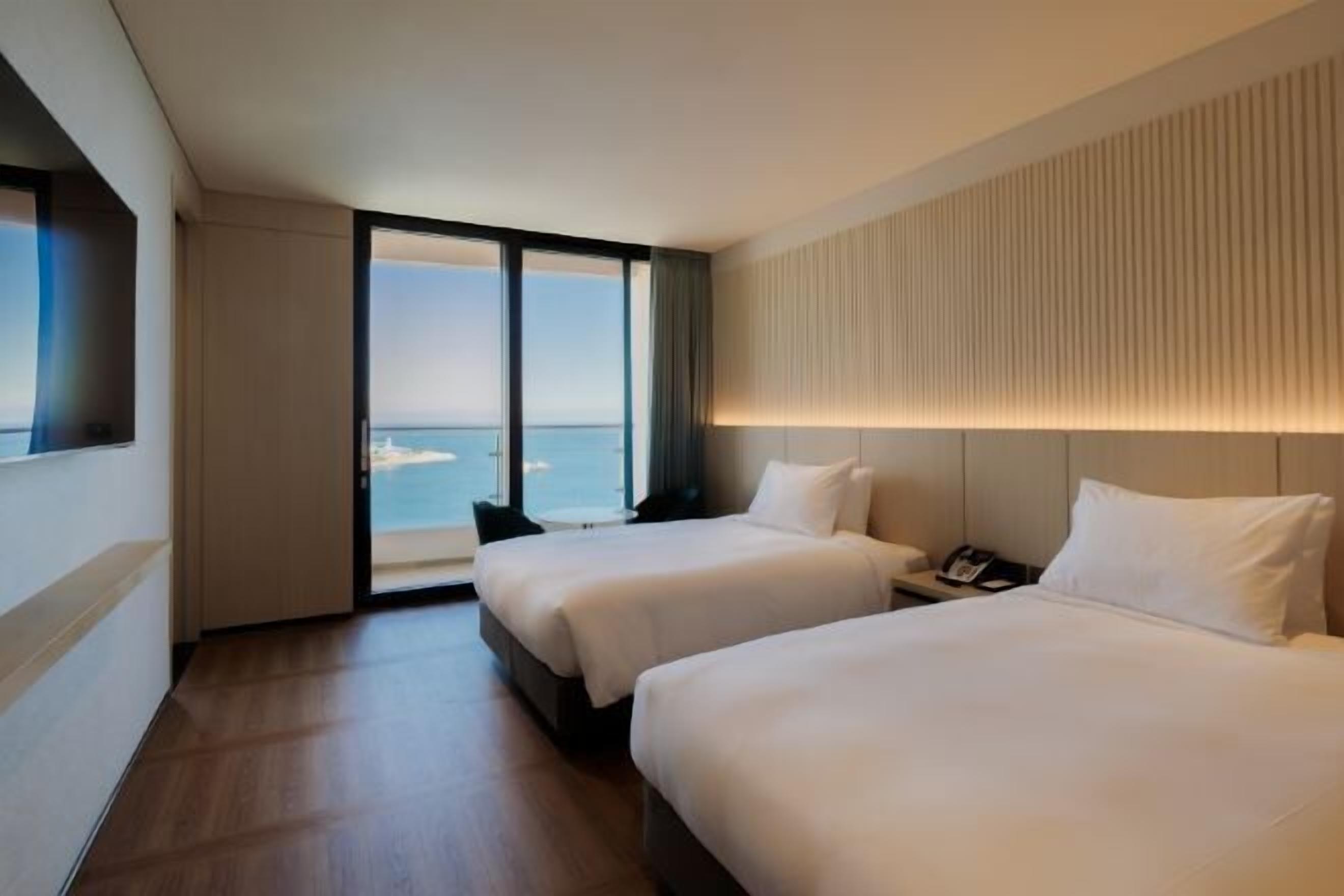 Een bureau, gratis wifi, beddengoed