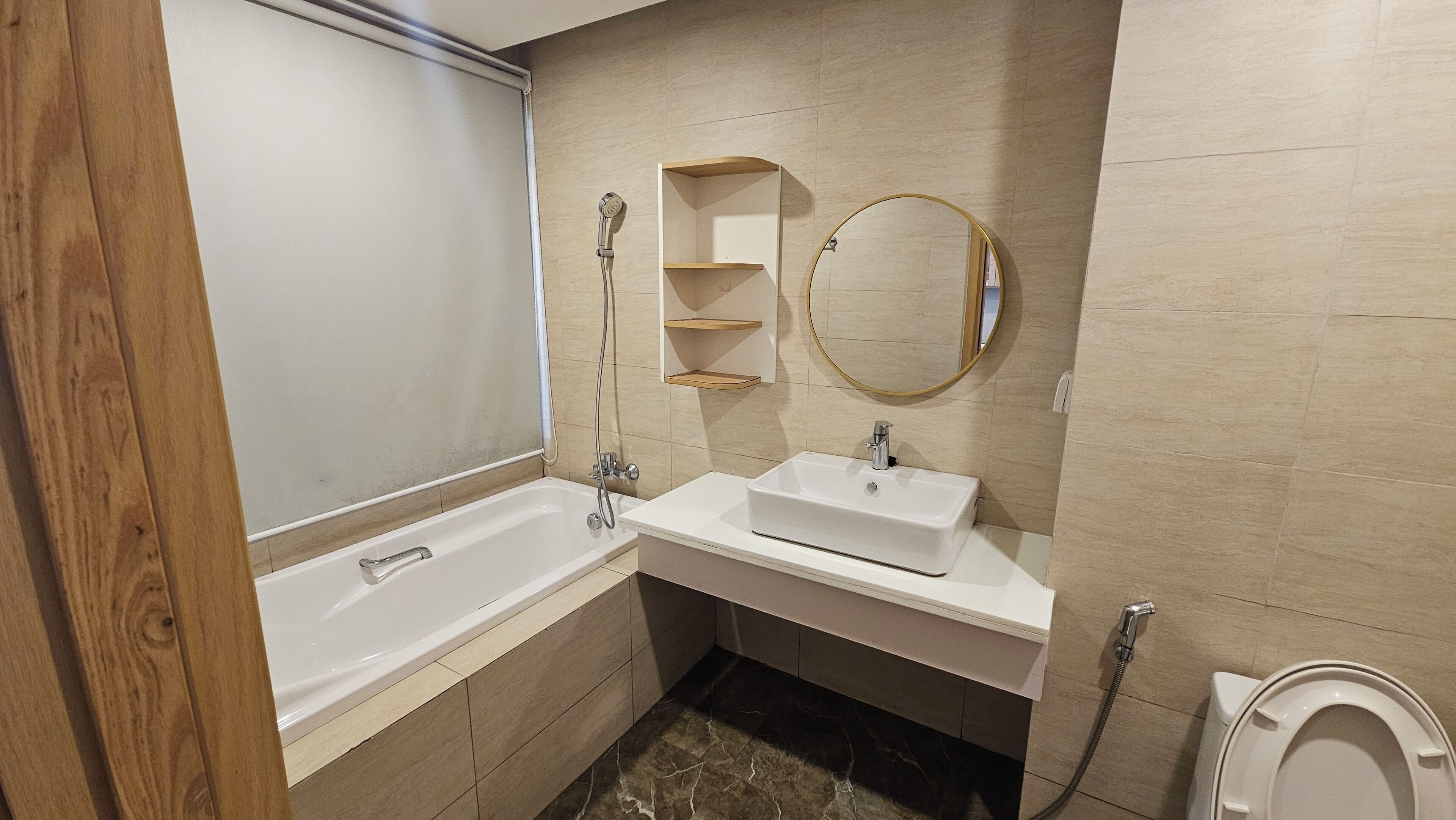 Un baño con bañera, lavamanos, inodoro, ducha y espejo.
