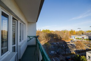 A balcony with a view of a parking lot and buildings. - ShortStayPoland Batorego B139 (Warsaw)