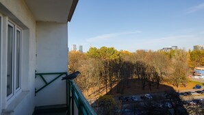 A balcony with a view of a parking lot and trees. - ShortStayPoland Batorego B139 (Warsaw)