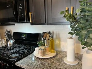 冷蔵庫、電子レンジ、食器洗い機、調理器具と食器