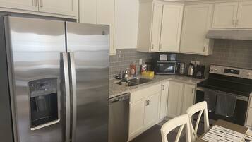 Micro-ondes, four, plaque de cuisson, lave-vaisselle