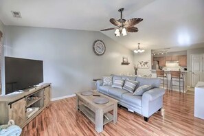 Living area - Beautiful Home 2 mins from MCAS Cherry Point and only 15 miles from the beach! (Havelock)