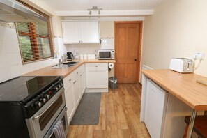 Lemari es, ketel listrik, dan pemanggang roti