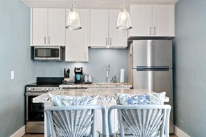 Fridge, microwave, oven, stovetop - Seashells Getaway - Boat Slip, Ramp, Pool (Marathon)