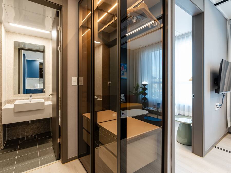 Suite | Bathroom | Shower, hair dryer, slippers, towels