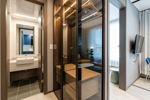 Suite | Salle de bain | Douche, sèche-cheveux, chaussons, serviettes fournies