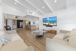 Una Smart TV, una chimenea