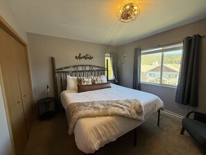 2 bedrooms, iron/ironing board, internet, bed sheets