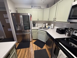 Een koelkast, een magnetron, een oven, een kookplaat