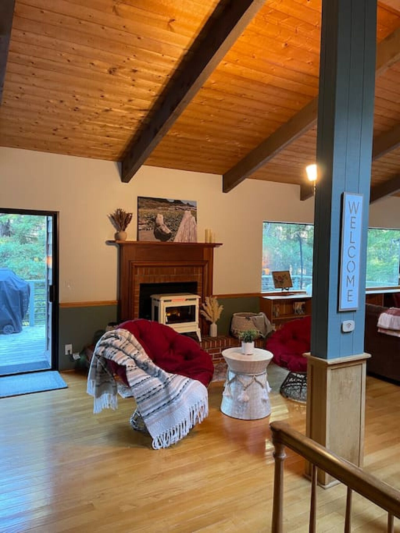 Una Smart TV, una mesa de tenis de mesa, libros, un reproductor estéreo