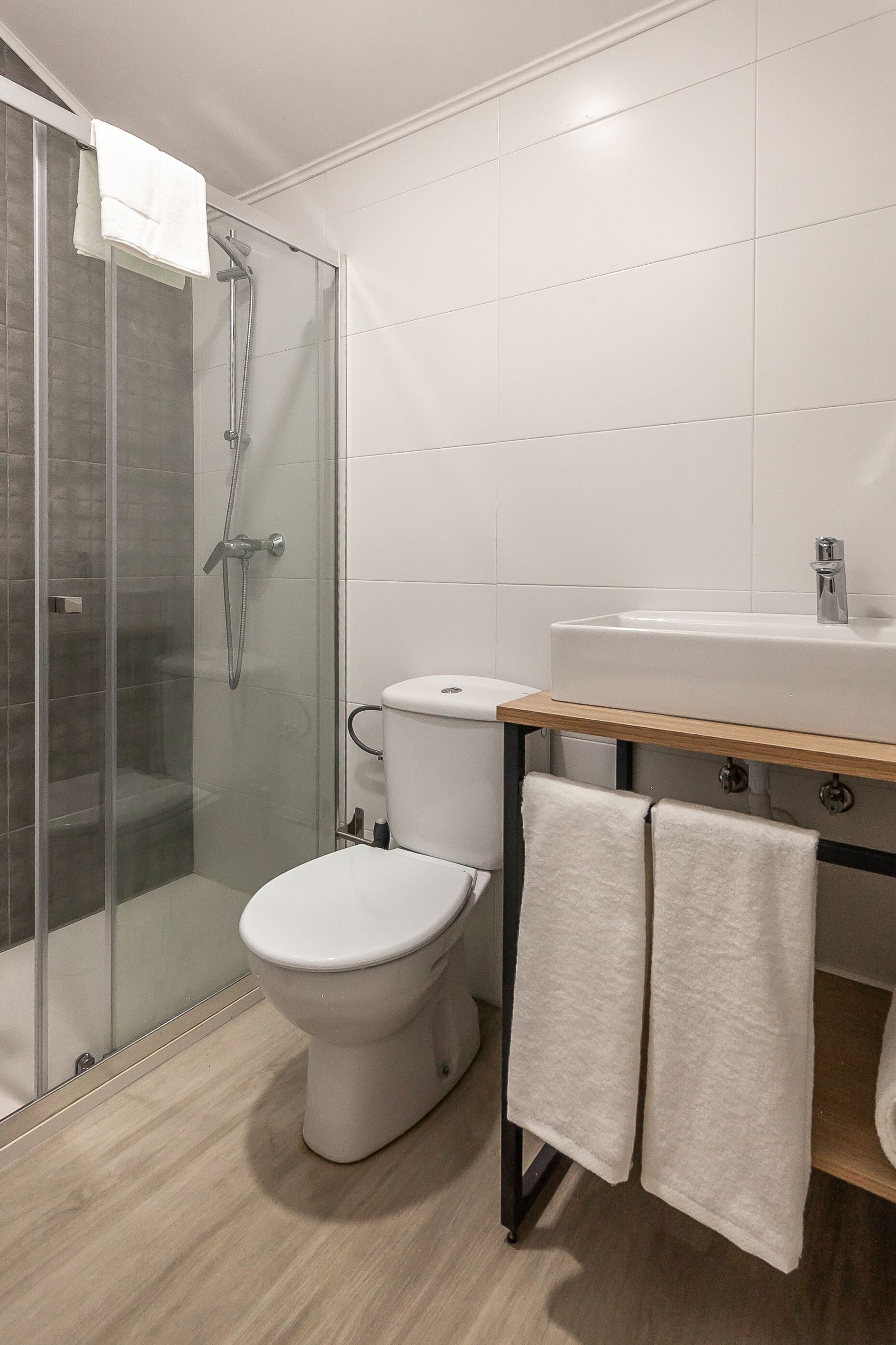 Een minibar, een kluis op de kamer, geluiddichte muren, gratis wifi